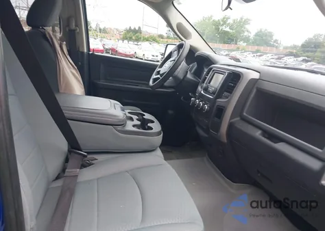 2017 Ram 1500 Express 4X4 6'4 Box z USA, uszkodzony, nr VIN 1C6RR7FT8HS811379